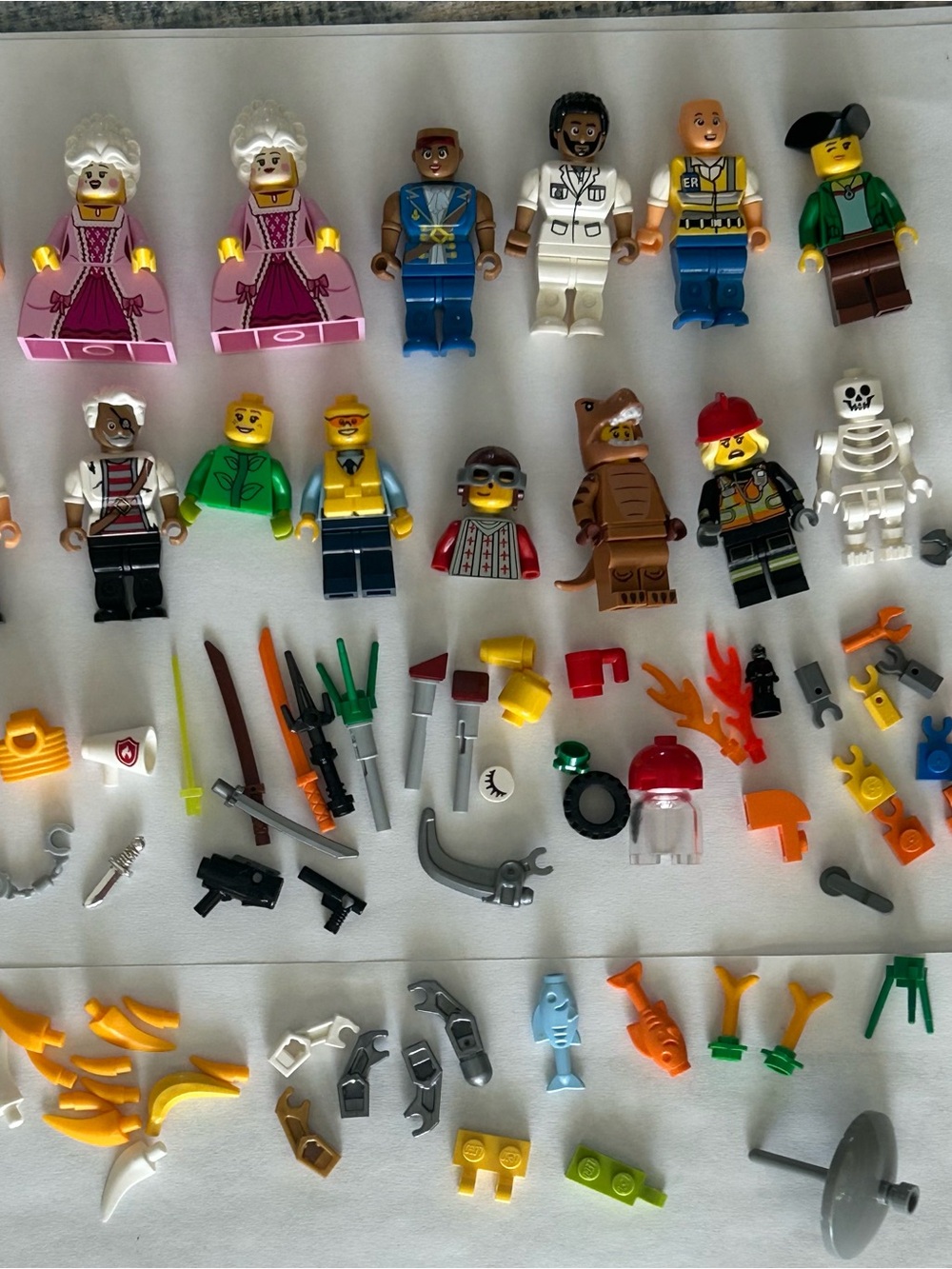 Lot of 15 Lego Minifigures + Accessories